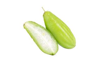 Le bilimbi, ressemblant à un petit cornichon vert