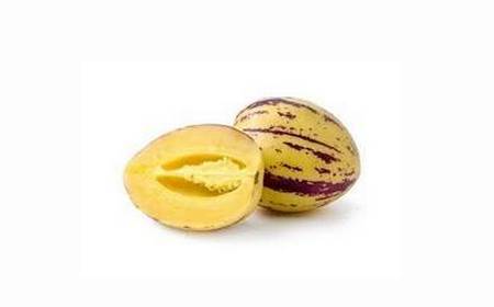 Pepino coupé en deux révélant sa chair claire
