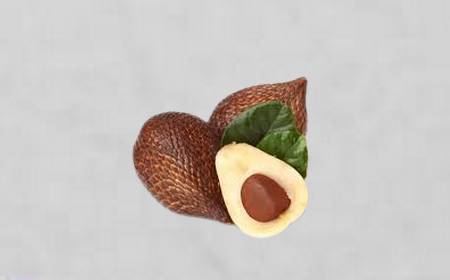 Plusieurs fruits du serpent (salak) montrant leur peau écailleuse.